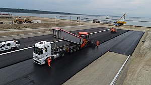 2017 : aménagement. Construction de la voirie d‘accès au futur quai EMR, adaptée à l‘accueil de colis très lourds (plusieurs milliers de tonnes). © Panoramic Bretagne / Région Bretagne