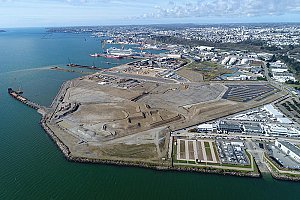 Après une année de travaux, les contours de la nouvelle zone industrielle du port de Brest se dessinent sur le polder. Mars 2018 © Panoramic - Région Bretagne