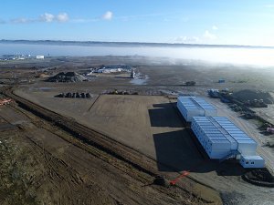 Une centaine de bungalows compose la base vie (bureaux, salles de réunion, espaces communs) installée à l‘entrée du chantier. © Panoramic Bretagne