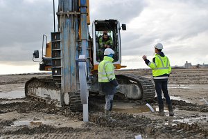 La consolidation des sols du polder actuel nécessite notamment la pose d‘un système de drainage vertical, destiné à évacuer et mieux répartir les eaux et pressions. © Olivier Brovelli