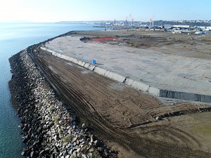 Afin de tasser le sol, le polder est recouvert durant plusieurs mois de gigantesques tas de terres, récupérées sur site, s‘élevant à 5 m de hauteur. © Panoramic Bretagne, janvier 2017