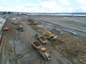 Des voies temporaires de chantier et des voiries de liaison sont créées sur le site, où sont également réalisés des ouvrages de traitement des eaux pluviales et de génie civil ainsi que les réseaux humides et secs.